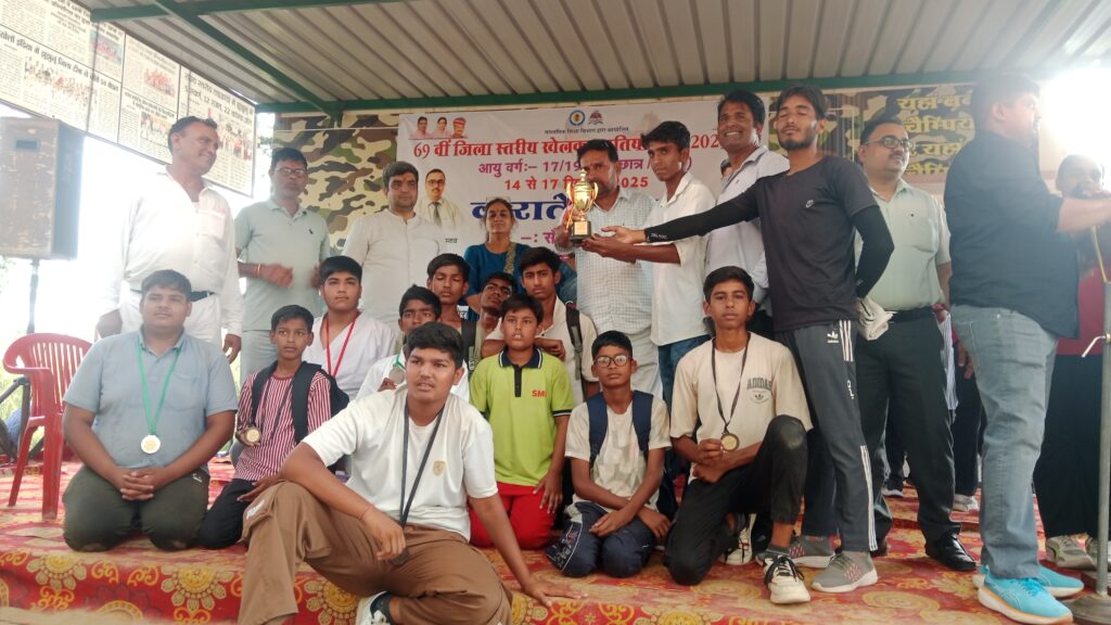 एसएमएस स्कूल उदयपुरवाटी के छात्रों का जिला स्तरीय कराटे में शानदार प्रदर्शन, जीते 9 मेडल