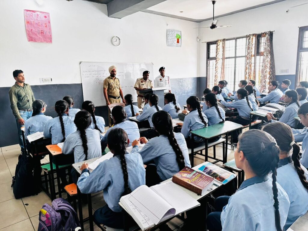 टोहाना ट्रैफिक पुलिस का सेवा पखवाड़ा अभियान के तहत जागरूकता कार्यक्रम हुआ आयोजित