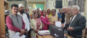 तृतीय चरण के तहत भारत मुक्ति मोर्चा ने झुंझुनूं कलक्टर को दिया ज्ञापन