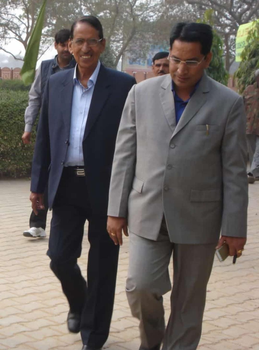 फाइल फोटो कैप्शन- अपने नक्शे कदम पर गंभीर मुद्रा में कदम बढ़ाते संदीप नेहरा की जिज्ञासा को समझते हुए तथा पूर्ण आत्मविश्वास के साथ अपने उत्तरदायित्व की जिम्मेवारी सौंपने के भाव से पीछे से मुस्कुराते हुए नोबल एजुकेशन ग्रुप के संस्थापक शेर सिंह नेहरा।