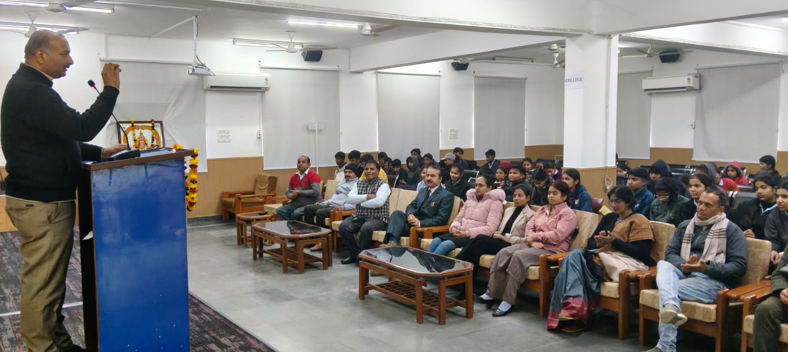 मीडिया वर्कशॉप को संबोधित करते हुए पीवीसी डॉ पवन त्रिपाठी