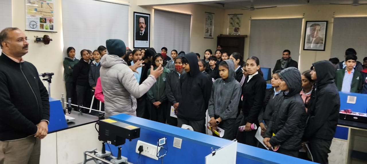 मीडिया कौशल प्रशिक्षण प्राप्त करते हुए विद्यार्थी