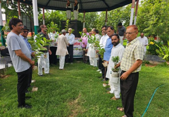 दिवंगत पुत्र की जयंती पर शहीद करणीराम रामदेव स्मारक में किया वृक्षारोपण