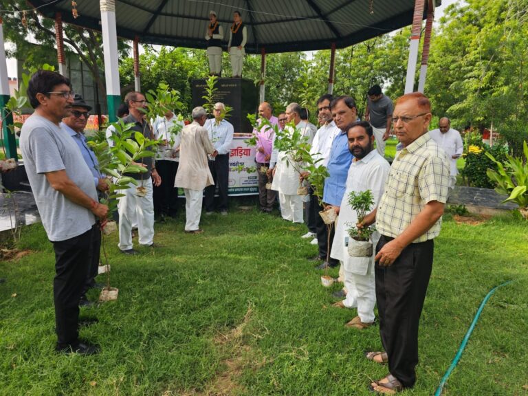 दिवंगत पुत्र की जयंती पर शहीद करणीराम रामदेव स्मारक में किया वृक्षारोपण
